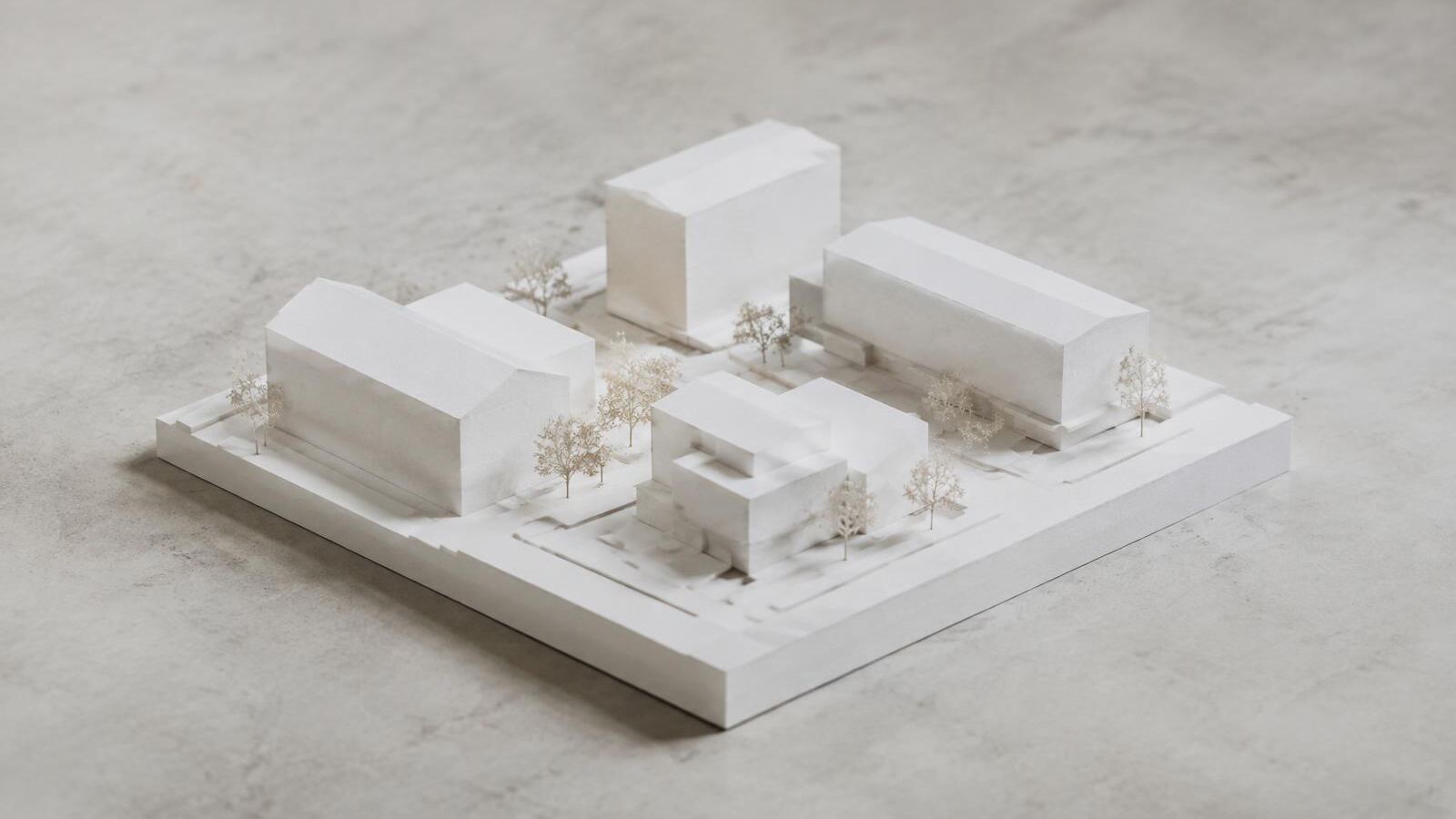 Maquete branca de estudo de volumes sobre lote, usada para avaliar o potencial construtivo de um terreno