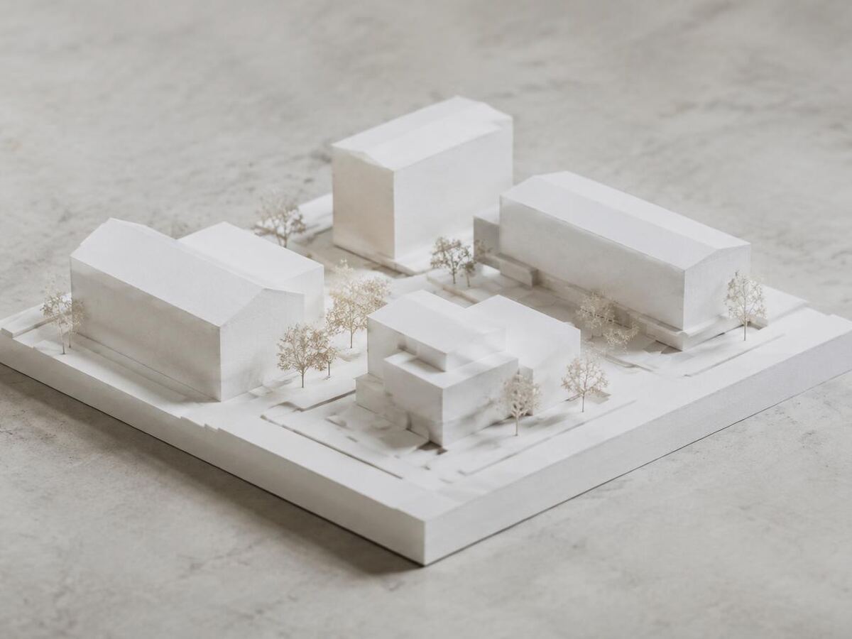 Maquete branca de estudo de volumes sobre lote, usada para avaliar o potencial construtivo de um terreno